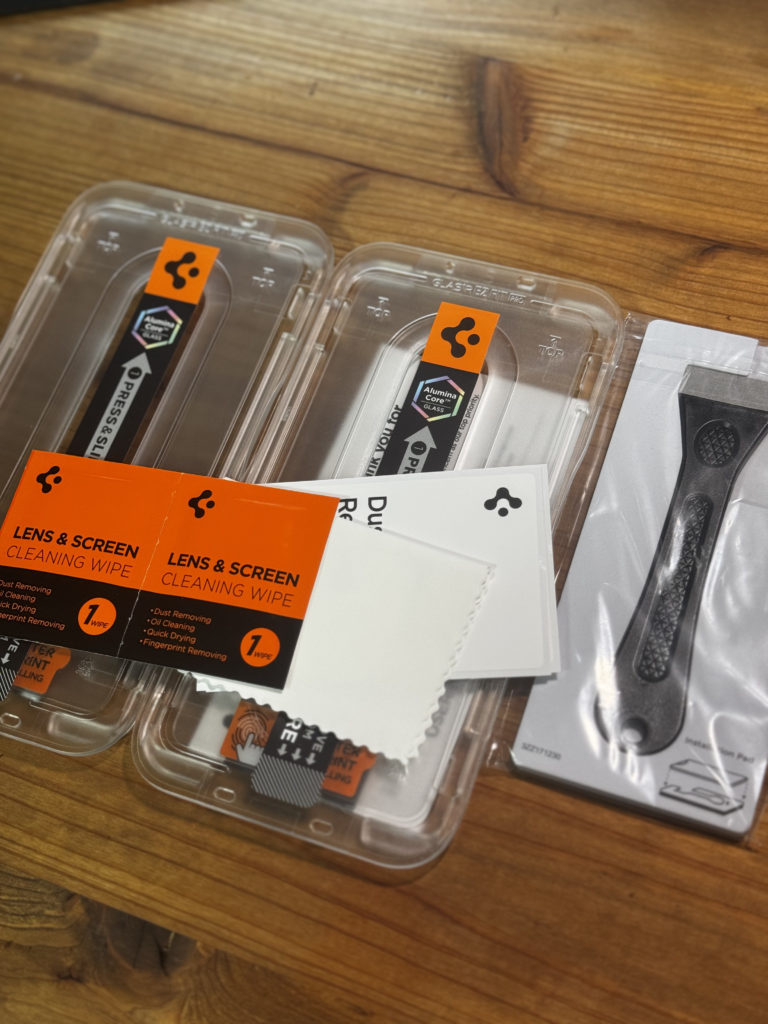 Spigenガラスフィルムの同梱品一覧(クリーナー、クロス、専用ヘラ)