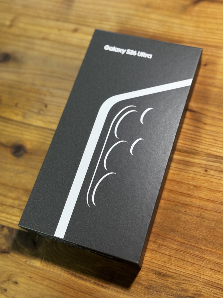 斜めから見たGalaxy S26 Ultraの高級感ある黒いパッケージ外箱