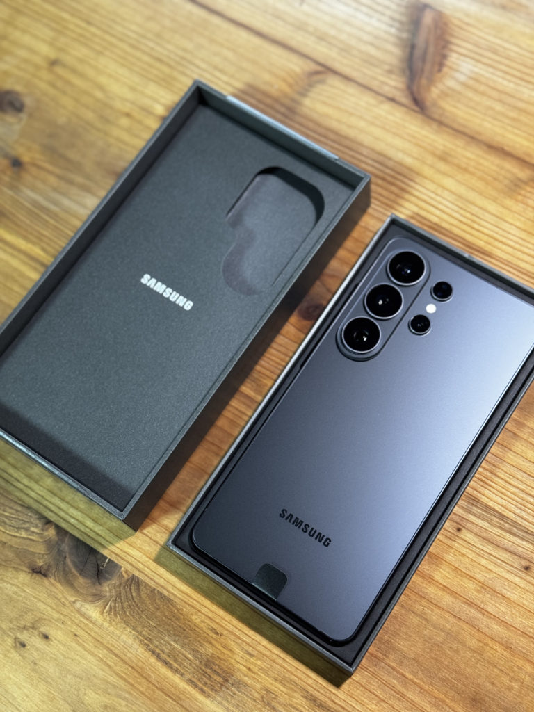 開封されたGalaxy S26 Ultraのパッケージ(本体背面と内箱のレイアウト)