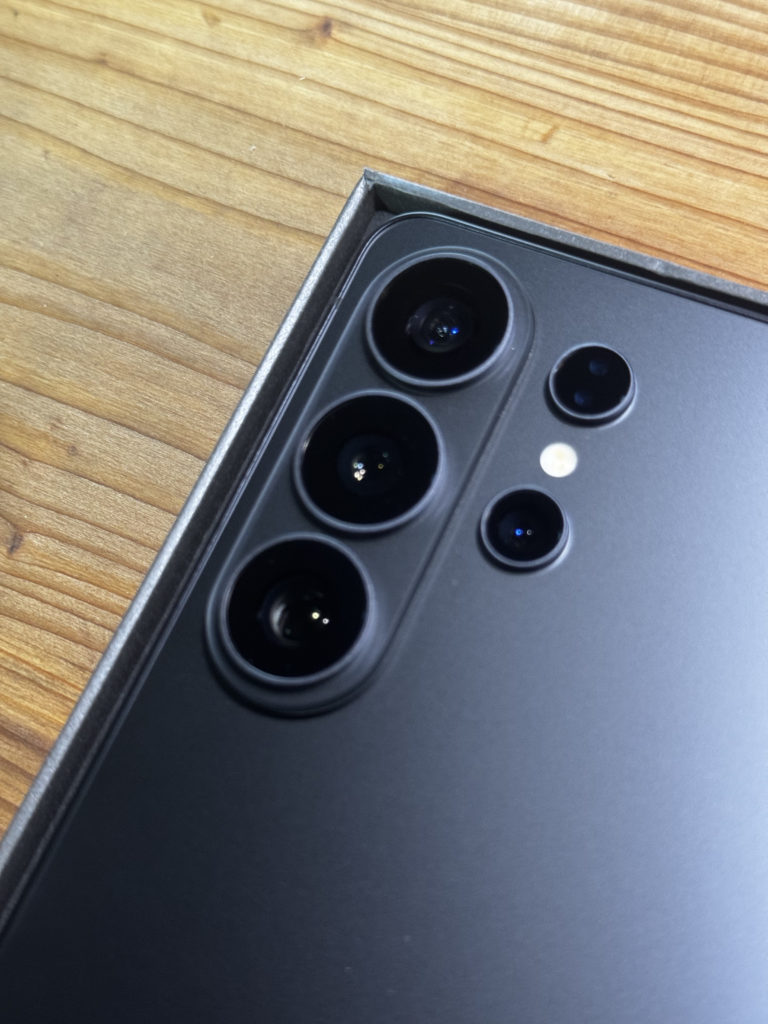 Galaxy S26 Ultraの巨大な5眼カメラユニットの斜め接写