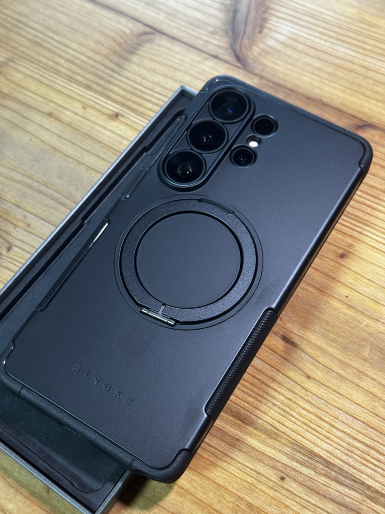 Ringkeのケースを装着したGalaxy S26 Ultraの背面カメラ周りの質感