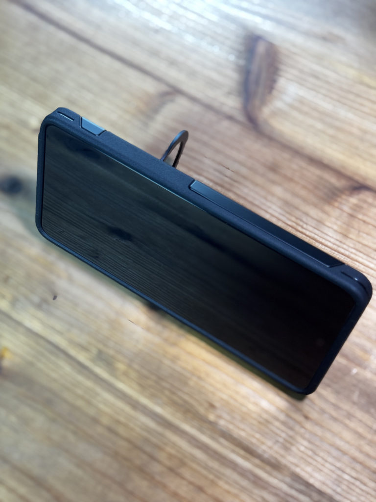 Ringkeケースのスタンド機能でGalaxy S26 Ultraを横向きに立てた状態