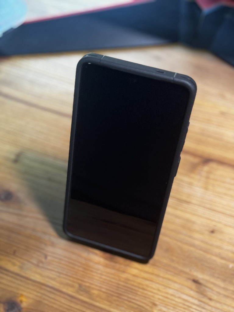 Ringkeケースのスタンド機能でGalaxy S26 Ultraを縦向きに立てた状態