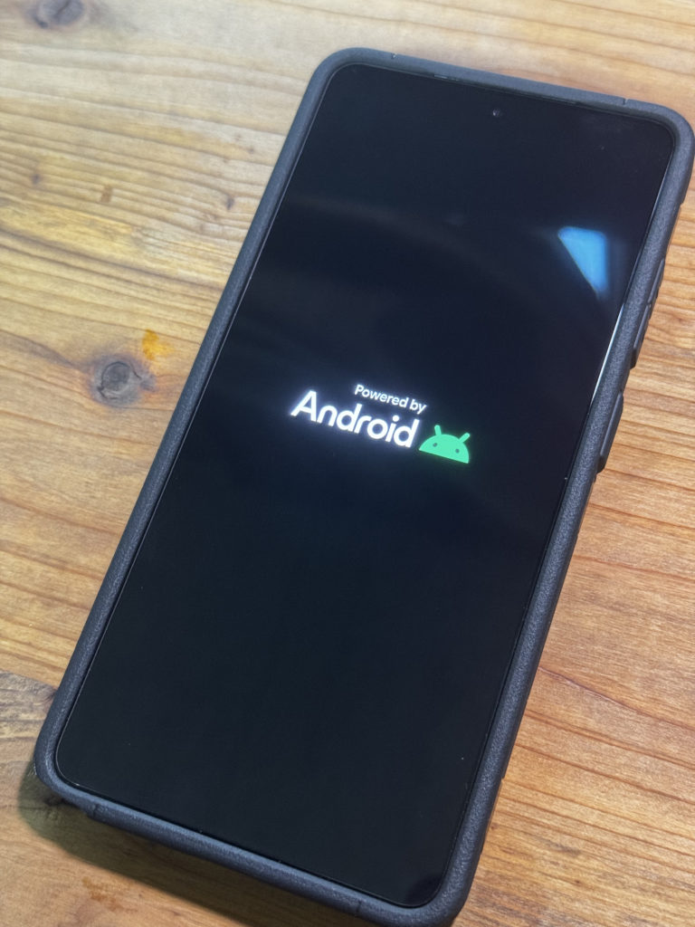 電源オン。Powered by Androidロゴが表示されたGalaxy S26 Ultra